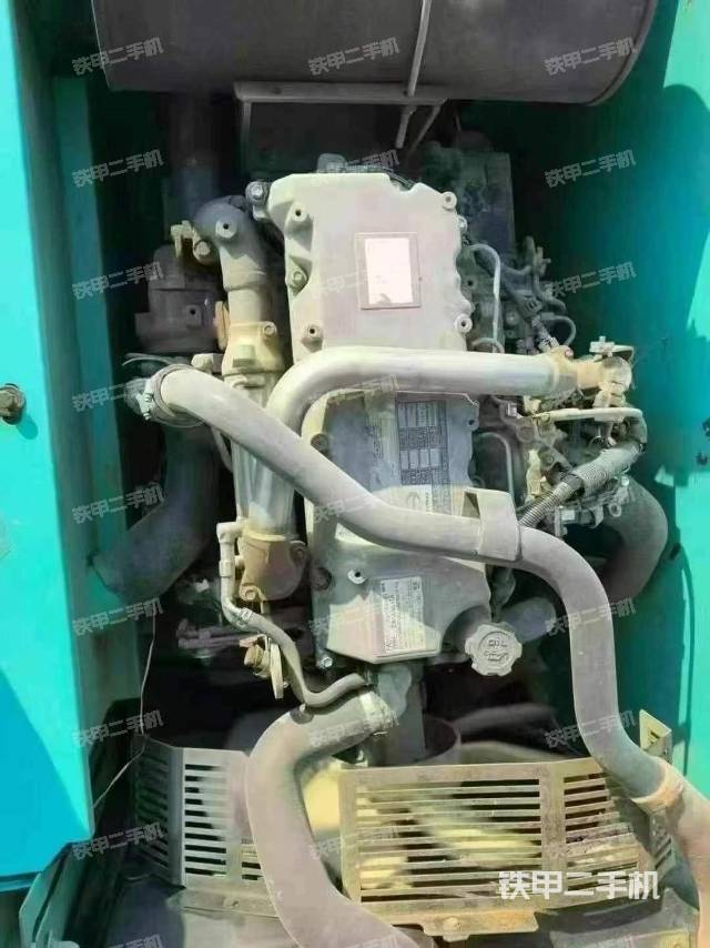 回转马达和主控阀(整机外观) 回转马达和主控阀(整机外观)