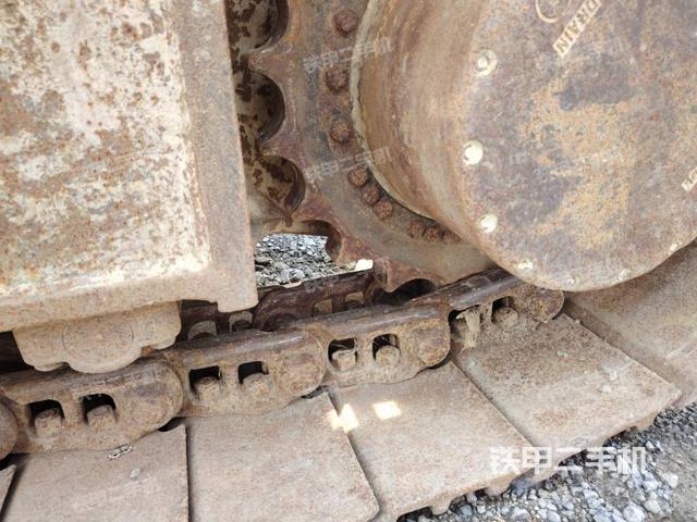 單側(cè)履帶整體(整機(jī)外觀) 單側(cè)履帶整體(整機(jī)外觀)