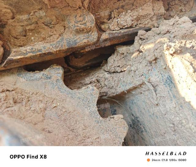 單側(cè)履帶整體(整機(jī)外觀) 單側(cè)履帶整體(整機(jī)外觀)