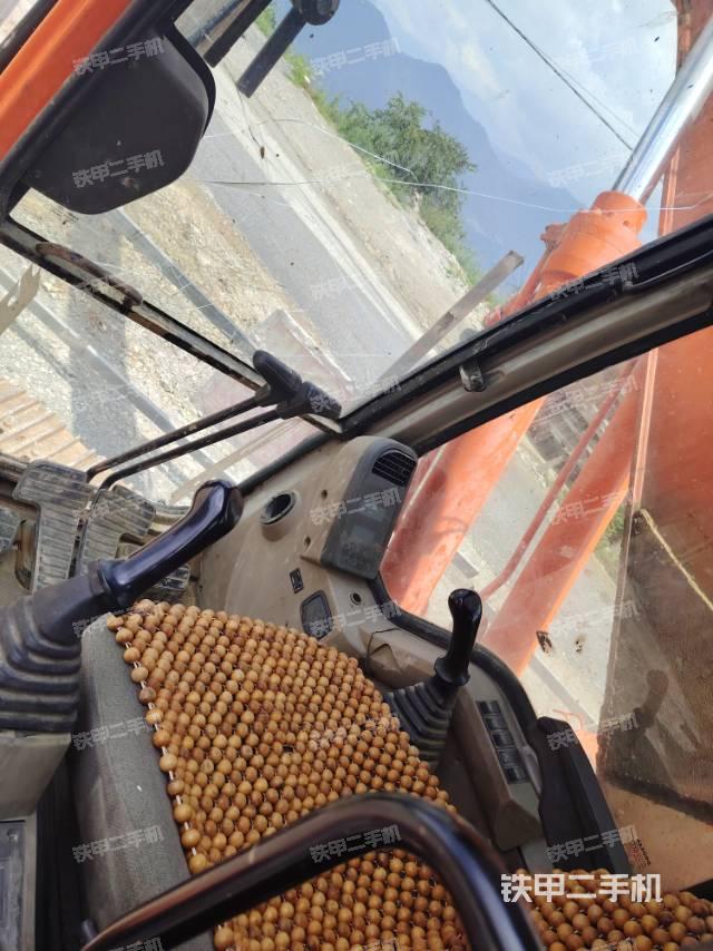 駕駛室整體(整機(jī)外觀) 駕駛室整體(整機(jī)外觀)