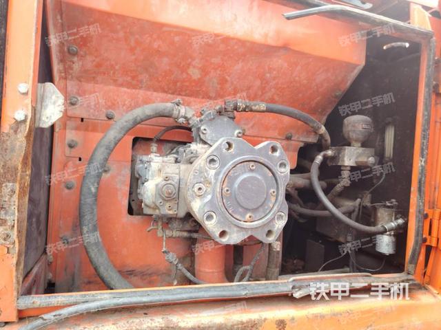 液壓泵艙室正面整體(整機(jī)外觀) 液壓泵艙室正面整體(整機(jī)外觀)