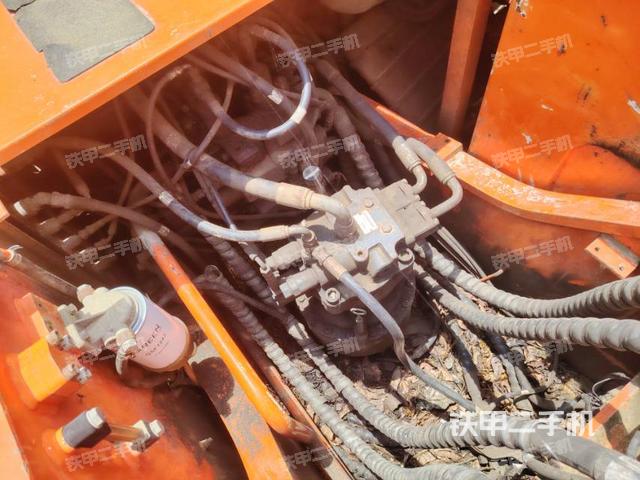 回轉(zhuǎn)馬達(dá)和主控閥(整機(jī)外觀) 回轉(zhuǎn)馬達(dá)和主控閥(整機(jī)外觀)