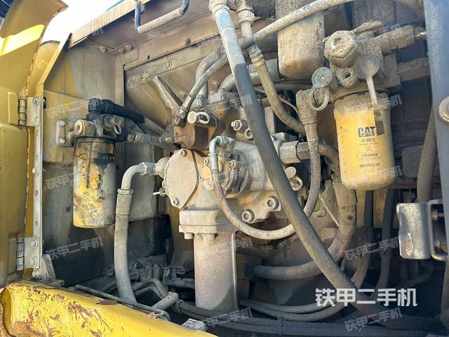 液壓泵艙室正面整體(整機外觀) 液壓泵艙室正面整體(整機外觀)