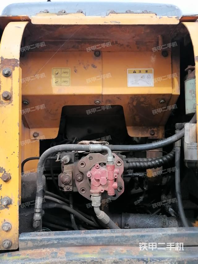 液壓泵艙室正面整體（整機外觀）