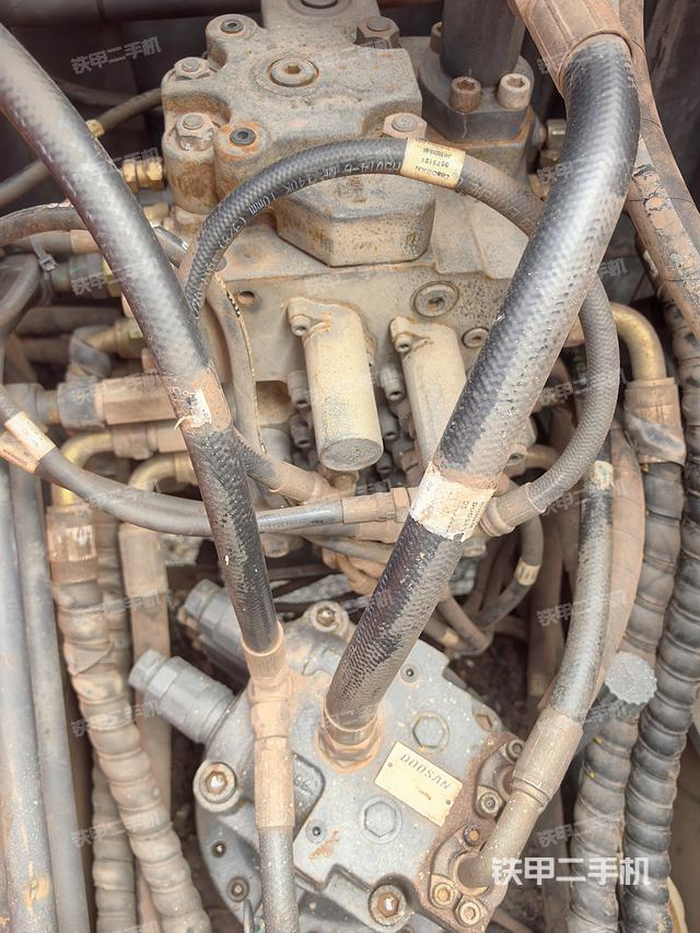 回转马达和主控阀（整机外观）