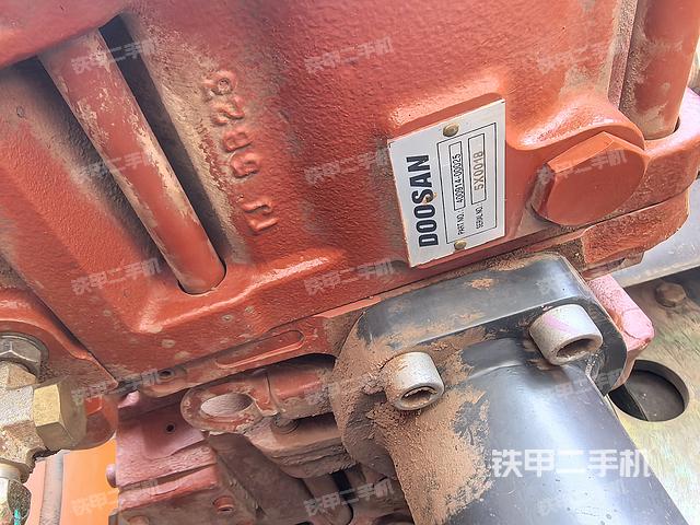 液压泵舱室正面整体（整机外观）