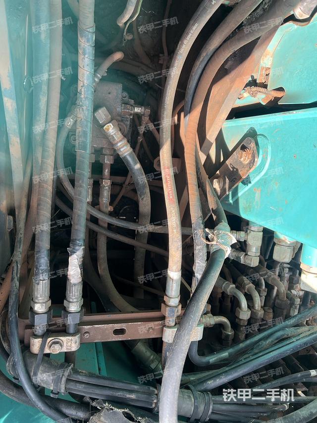 回轉(zhuǎn)馬達(dá)和主控閥（整機(jī)外觀）