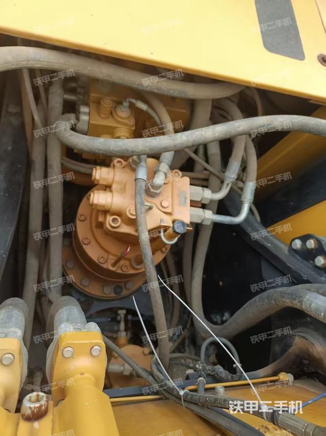 液压泵舱室正面整体（整机外观）