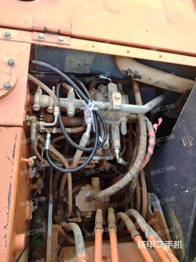 回转马达和主控阀（整机外观）