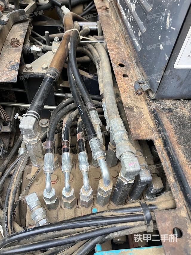 回转马达和主控阀（整机外观）