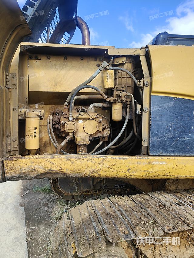 液压泵舱室正面整体（整机外观）