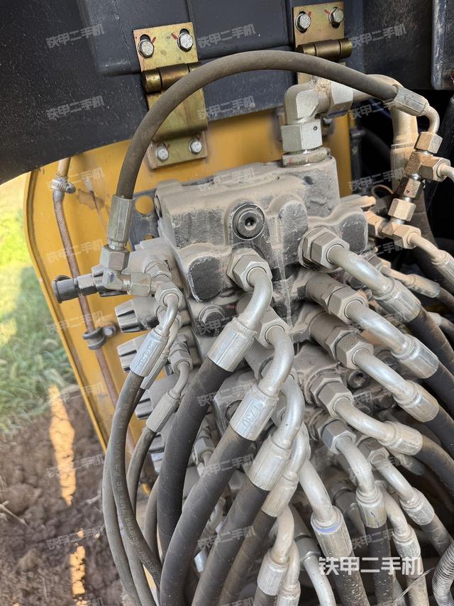 液压泵舱室正面整体（整机外观）