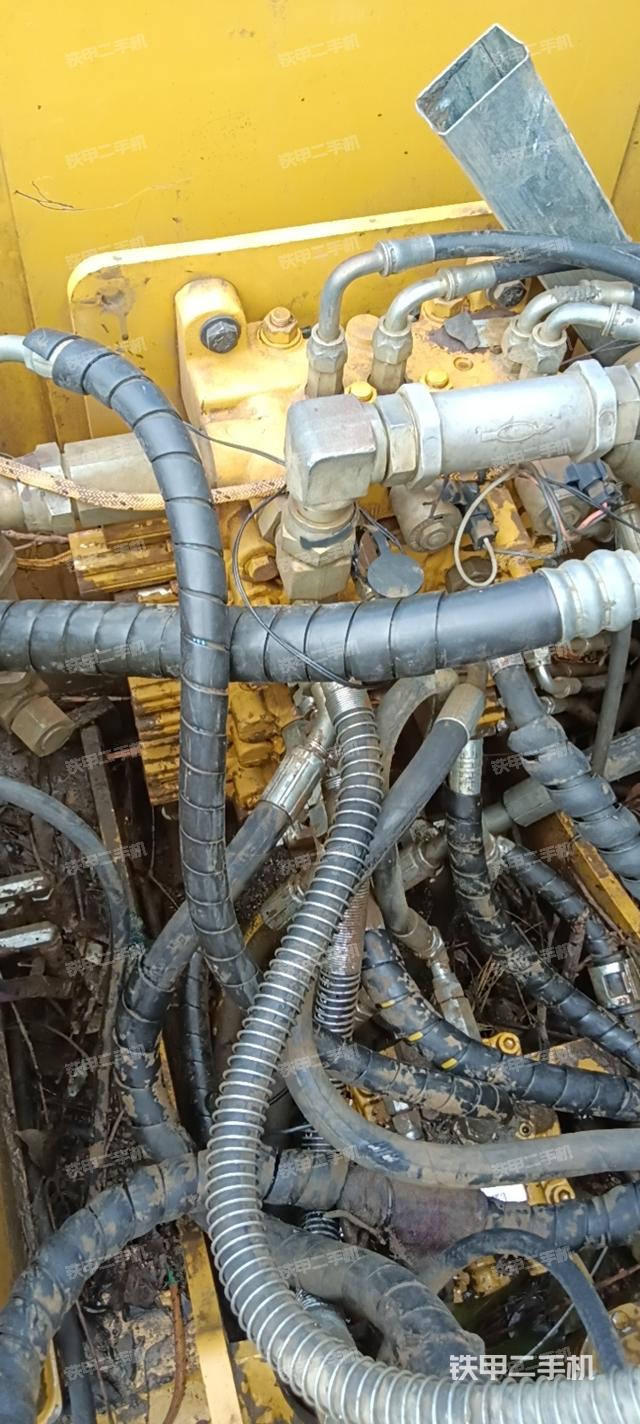 回转马达和主控阀（整机外观）