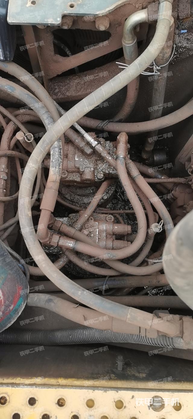 回轉(zhuǎn)馬達(dá)和主控閥（整機(jī)外觀）