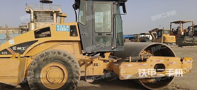 整机右侧（设备外观及核心部件）