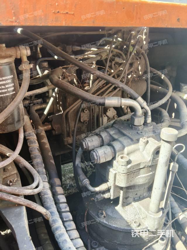 回轉(zhuǎn)馬達(dá)和主控閥（整機(jī)外觀）