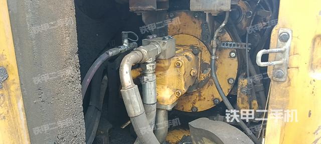 液压泵舱室正面整体（整机外观）