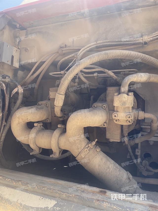 液壓泵艙室正面整體（整機外觀）