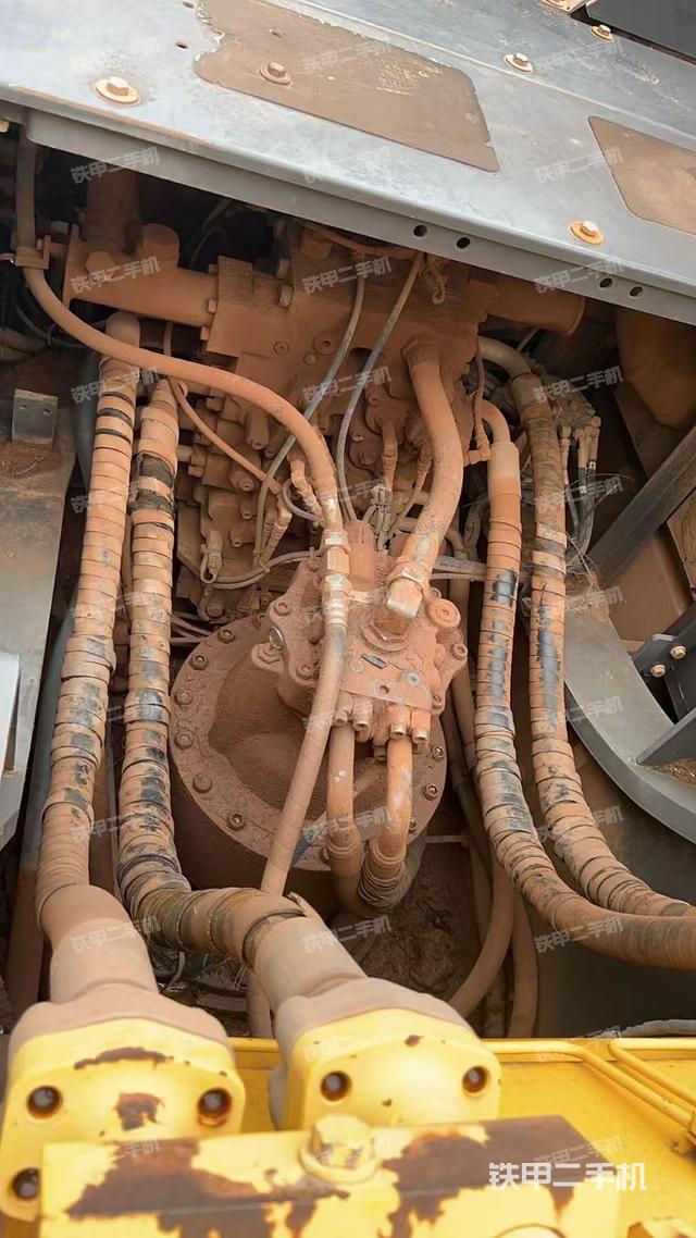 回转马达和主控阀(整机外观) 回转马达和主控阀(整机外观)