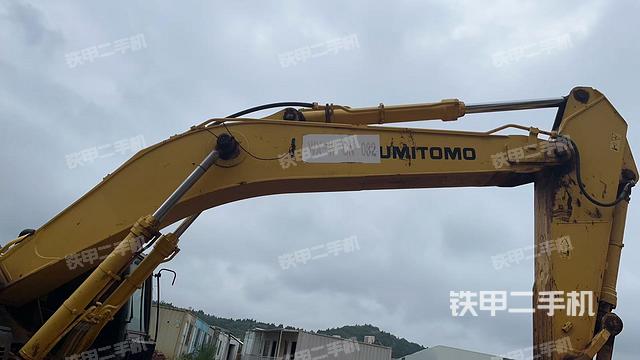 驾驶室顶部(整机外观) 驾驶室顶部(整机外观)