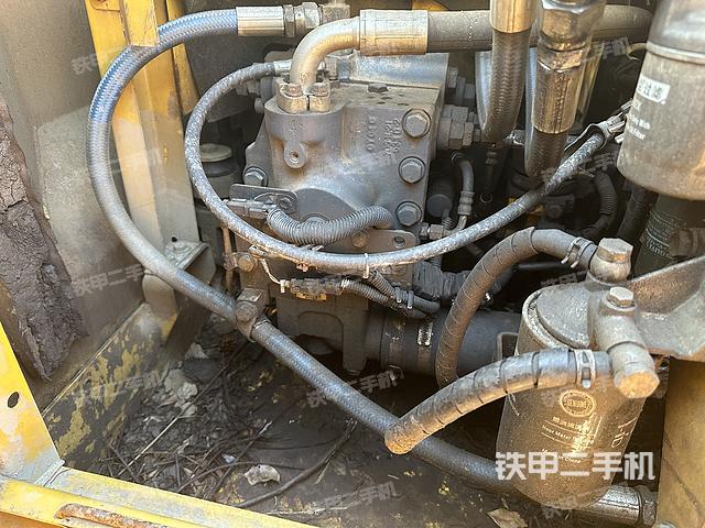 液压泵舱室正面整体(整机外观) 液压泵舱室正面整体(整机外观)