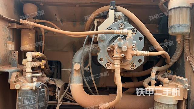 液压泵舱室正面整体(整机外观) 液压泵舱室正面整体(整机外观)