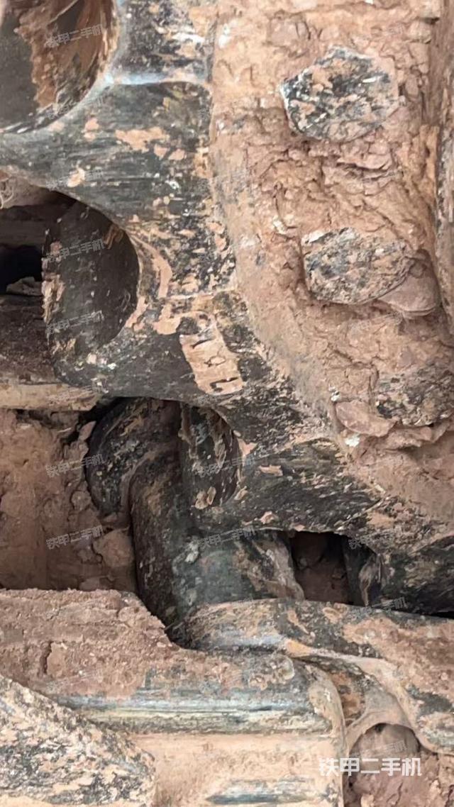 单侧履带整体(整机外观) 单侧履带整体(整机外观)