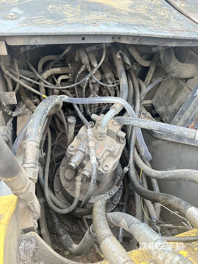 回转马达和主控阀（整机外观）