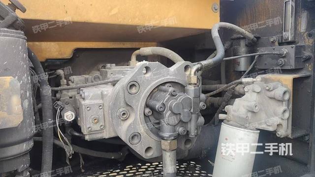 液压泵舱室正面整体（整机外观）