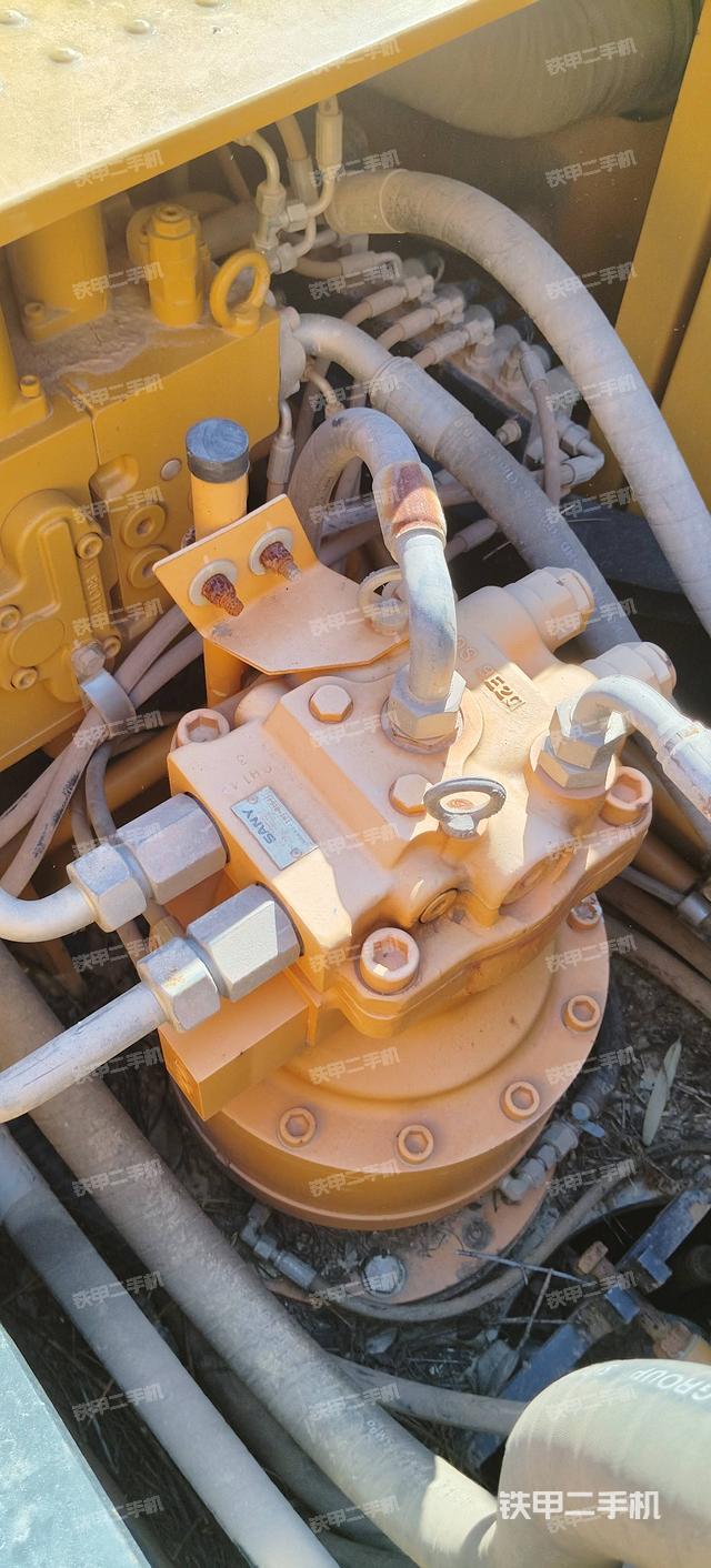 回转马达和主控阀（整机外观）