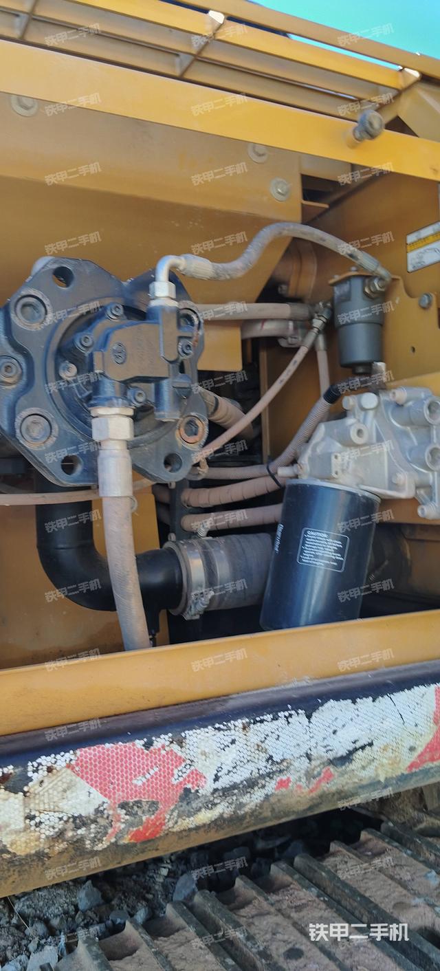 液压泵舱室正面整体（整机外观）