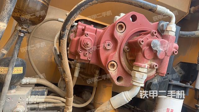 液压泵舱室正面整体（整机外观）