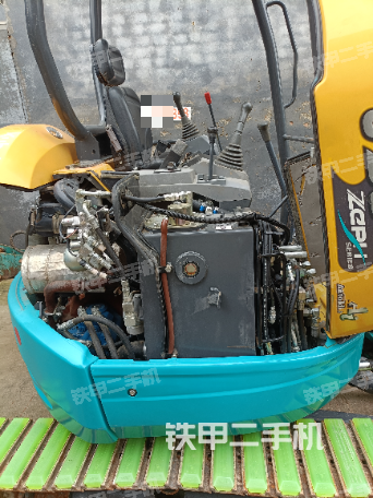 液压泵舱室正面整体（整机外观）