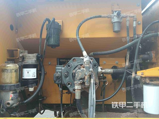 液压泵舱室正面整体（整机外观）