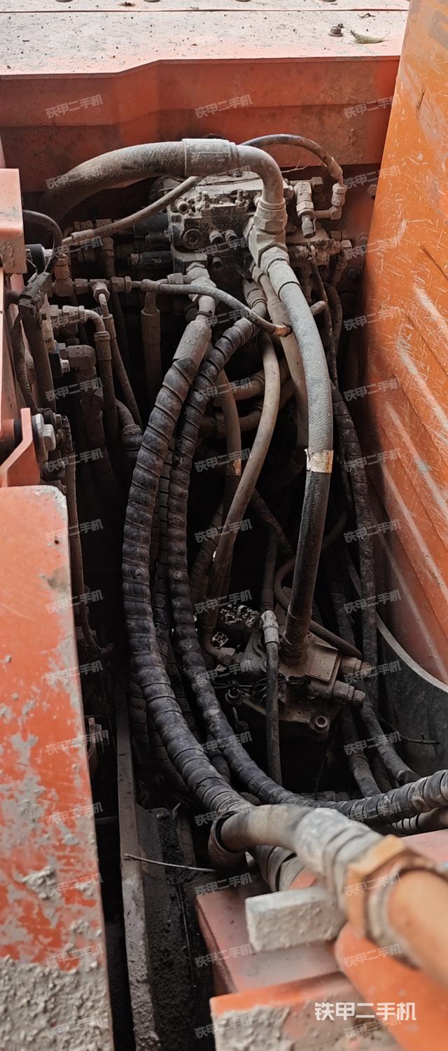 回转马达和主控阀（整机外观）