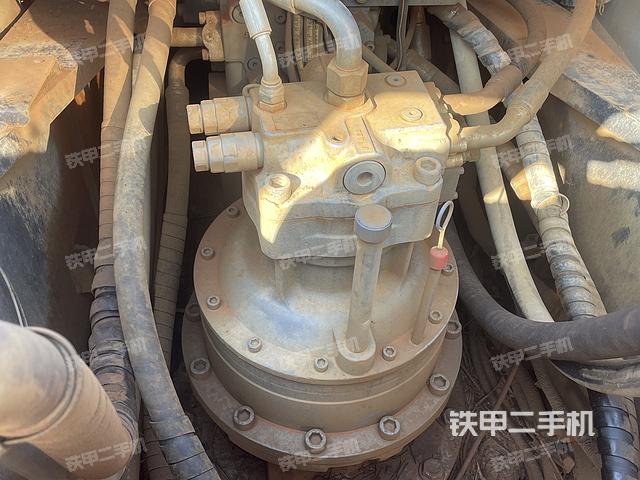 回转马达和主控阀(整机外观) 回转马达和主控阀(整机外观)