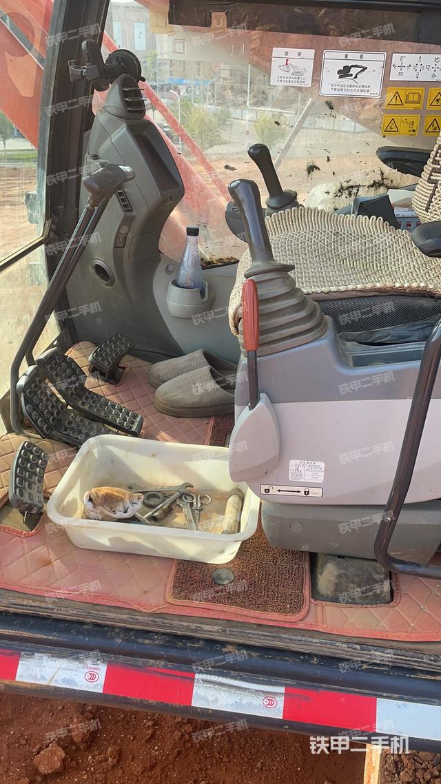 驾驶室整体(整机外观) 驾驶室整体(整机外观)