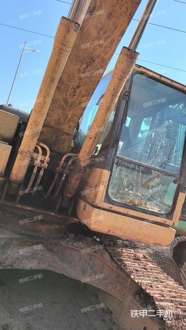 驾驶室顶部（整机外观）