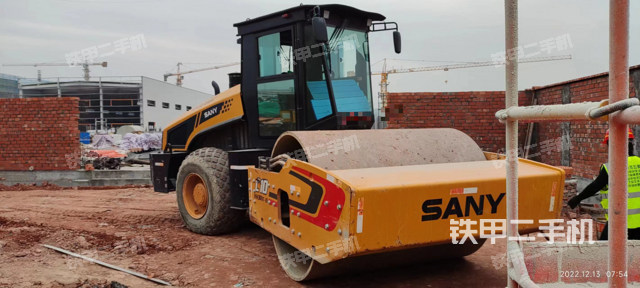 整机右侧（设备外观及核心部件）