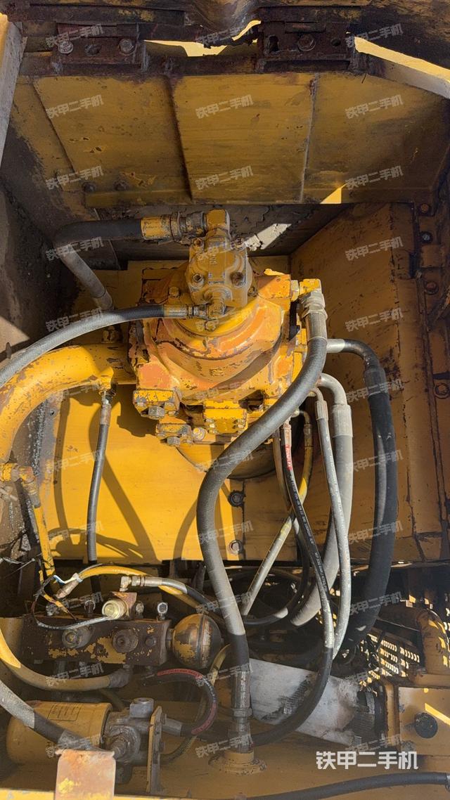 液压泵舱室正面整体（整机外观）