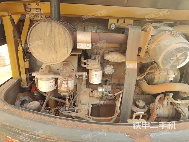 液压泵舱室正面整体（整机外观）