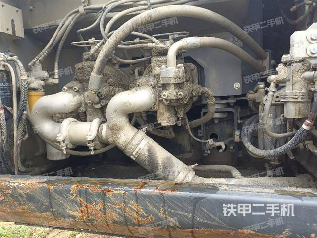 液压泵舱室正面整体(整机外观) 液压泵舱室正面整体(整机外观)