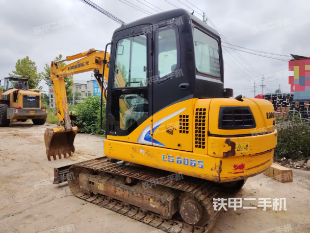 駕駛室整體(整機(jī)外觀) 駕駛室整體(整機(jī)外觀)