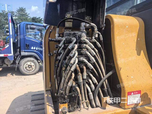 回轉(zhuǎn)馬達(dá)和主控閥(整機(jī)外觀) 回轉(zhuǎn)馬達(dá)和主控閥(整機(jī)外觀)