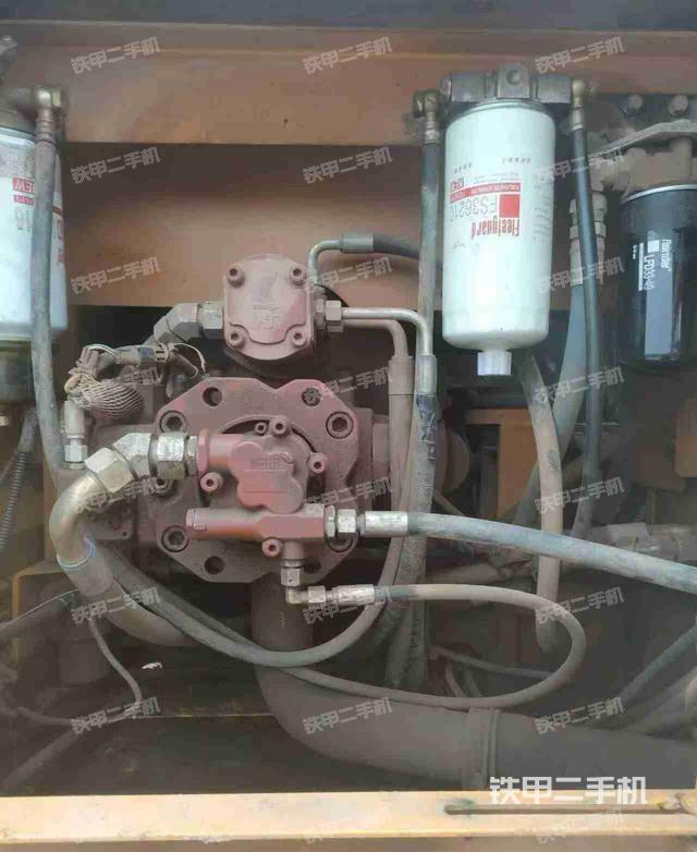 液压泵舱室正面整体（整机外观）