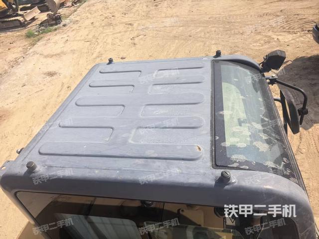 駕駛室頂部(整機(jī)外觀) 駕駛室頂部(整機(jī)外觀)