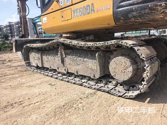 單側(cè)履帶整體(整機(jī)外觀) 單側(cè)履帶整體(整機(jī)外觀)