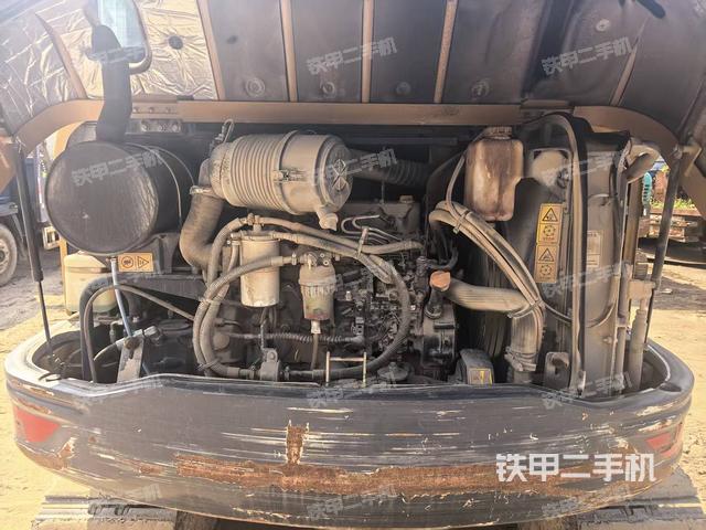 液壓泵艙室正面整體(整機(jī)外觀) 液壓泵艙室正面整體(整機(jī)外觀)