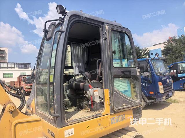 駕駛室整體(整機(jī)外觀) 駕駛室整體(整機(jī)外觀)