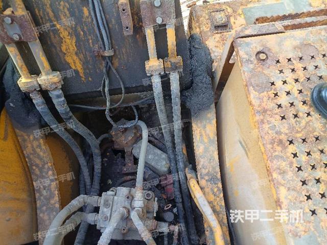 回轉(zhuǎn)馬達(dá)和主控閥(整機(jī)外觀) 回轉(zhuǎn)馬達(dá)和主控閥(整機(jī)外觀)